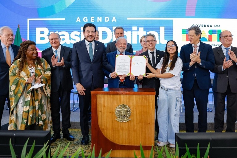 Lula sanciona lei que protege crianças na internet