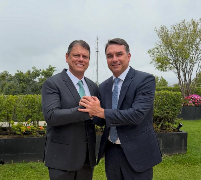 Flávio Bolsonaro e Tarcísio de Freitas se reúnem em afirmam que vão fazer história juntos