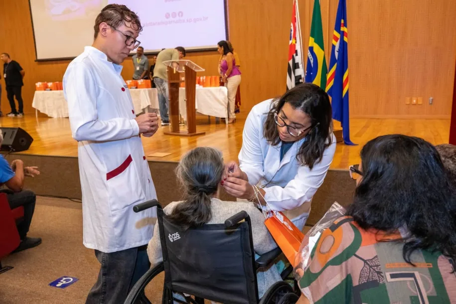 Prefeitura realiza entrega de 164 aparelhos auditivos e reforça inclusão social em Santana de Parnaíba