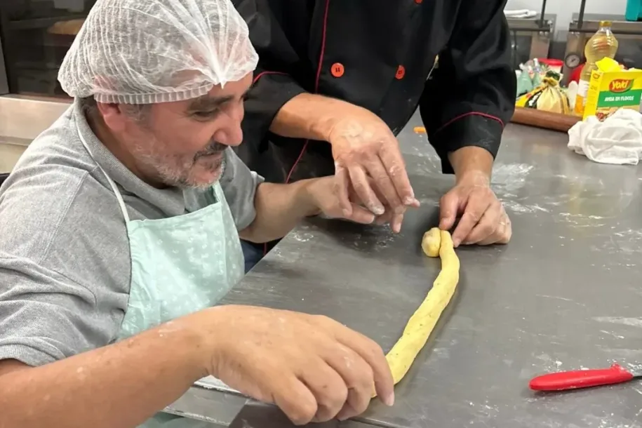 “Doce Idade” promove oficina de pães caseiros e reforça convivência entre idosos em Cajamar
