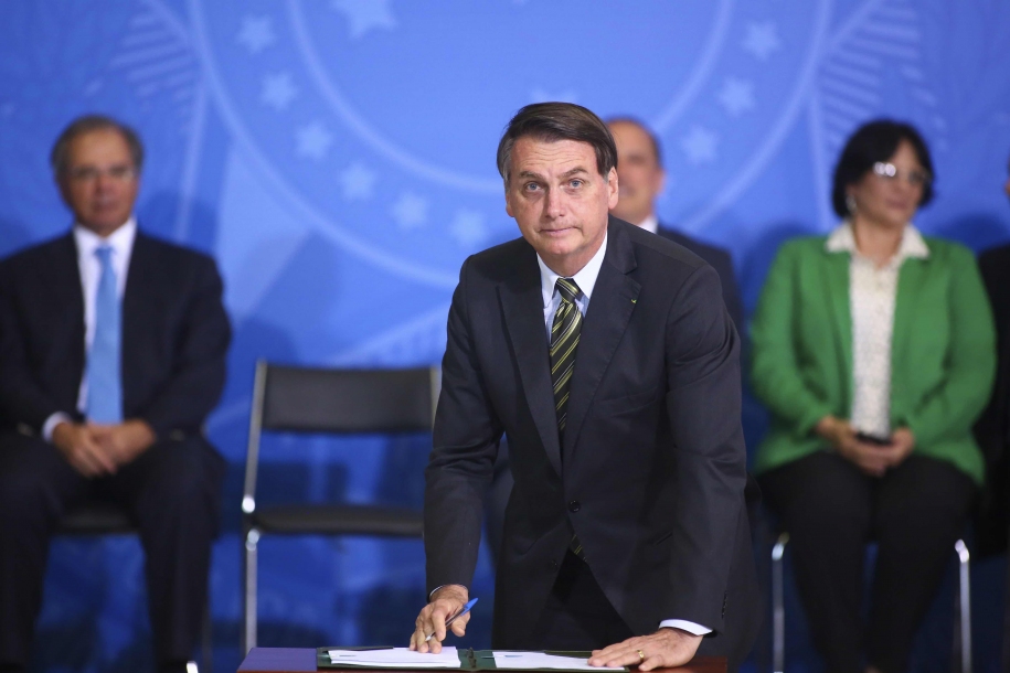 Bolsonaro assina MP com crédito de R$ 20 bilhões para vacinação