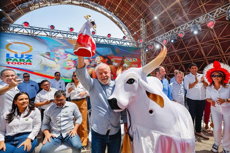 Vamos levar energia a todos os lares brasileiros, diz Lula ao retomar o Luz Para Todos