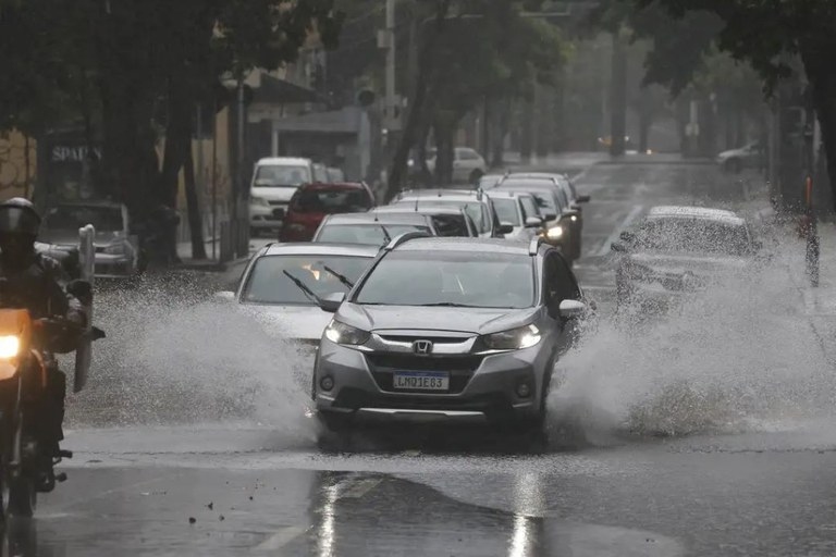 Governo Lula reconhece situação de emergência em municípios por conta das chuvas